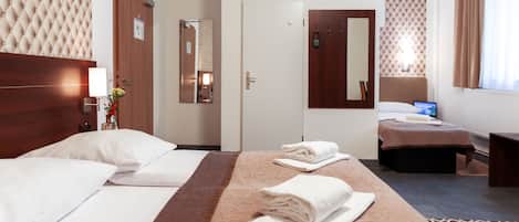 Kolmen hengen perushuone | Työpöytä, pimennysverhot, ilmainen Wi-Fi, vuodevaatteet