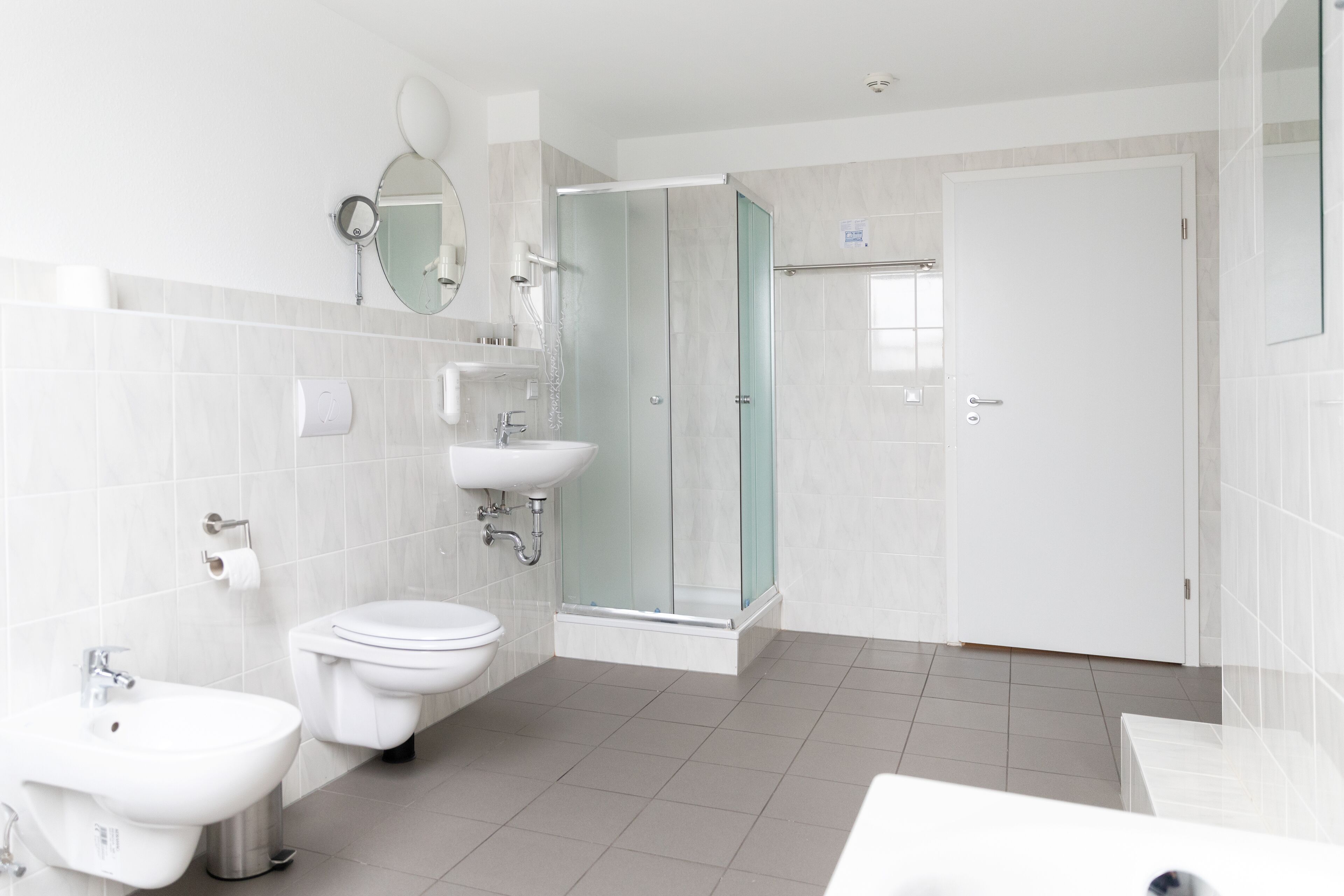 junior suite (5 guests) | bathroom | shower, hair dryer, towels