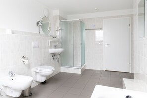 Junior Suite (5 guests) | Bathroom | Shower, hair dryer, towels - Hotel Polonia - Frankfurt-Oder (Frankfurt an der Oder)