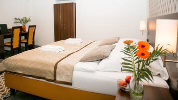 Habitación triple básica | Escritorio, cortinas blackout, wifi gratis y ropa de cama