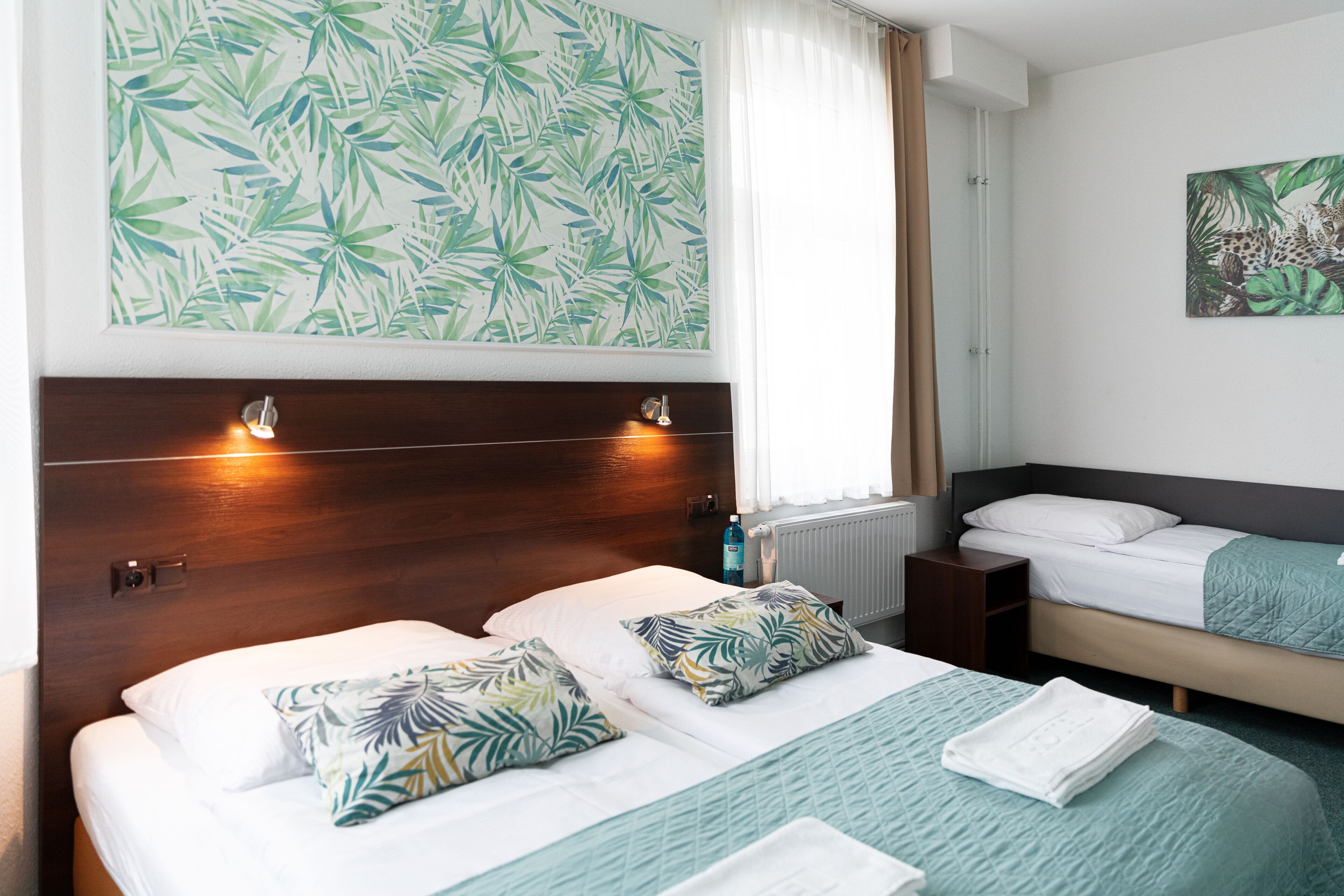 Basic-Dreibettzimmer | Schreibtisch, Verdunkelungsvorhänge, kostenloses WLAN, Bettwäsche