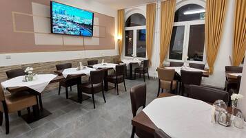 Tägliches Frühstücksbuffet (12 EUR pro Person)