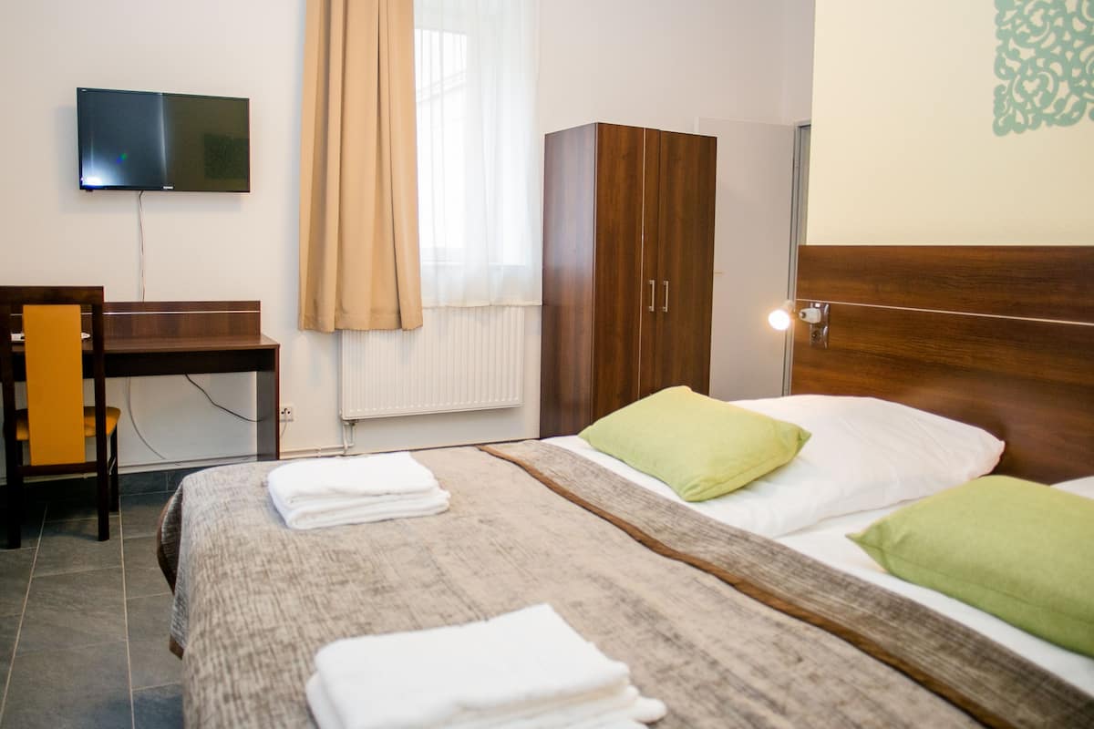 Apartment, 1 Bedroom (1-2 guests) | Desk, blackout drapes, free WiFi, bed sheets