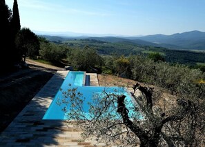 Una piscina al aire libre de temporada (de 09:00 a 20:00), tumbonas