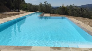 Una piscina al aire libre de temporada (de 09:00 a 20:00), tumbonas