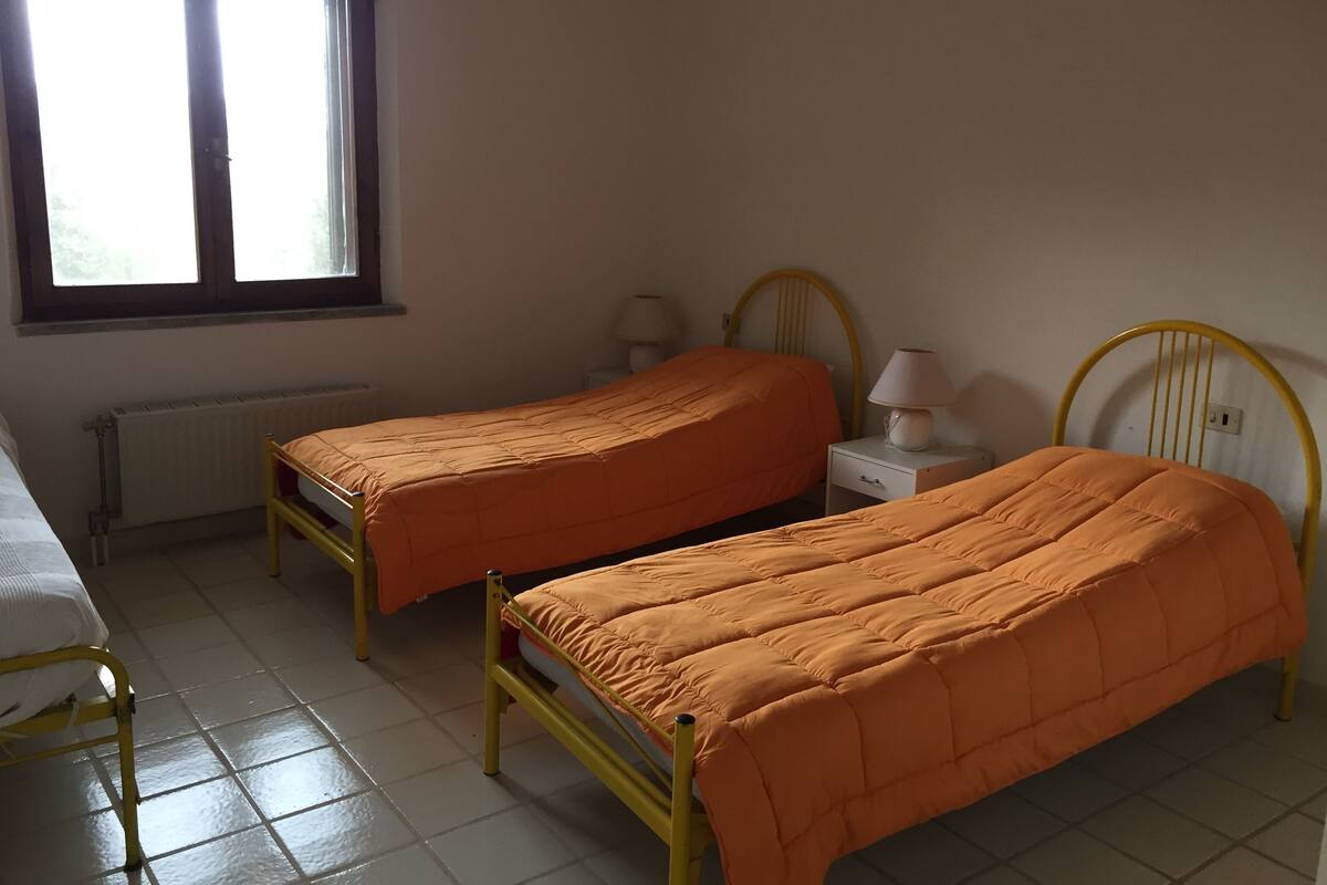 Una scrivania, tende oscuranti, culle/letti per bambini (gratuiti)