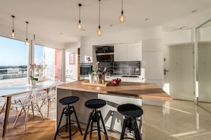 Panoramic Apartment, 2 Bedrooms, Sea View | In-room dining