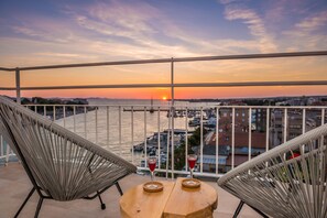 Appartement panoramique, 2 chambres, vue sur la mer | Balcon