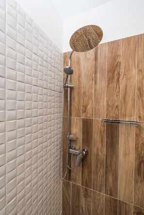 Panorama appartement, 2 slaapkamers, uitzicht op zee | Badkamer | Een douche, gratis toiletartikelen, een haardroger, handdoeken