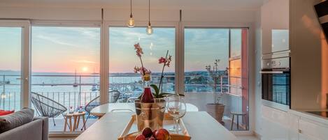 Panoramic Apartment, 2 Bedrooms, Sea View | In-room dining