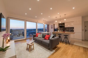 Panorama appartement, 2 slaapkamers, uitzicht op zee | Woonruimte | Een 42-inch flatscreentelevisie met kabelzenders en televisie