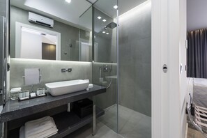 Superior Double Room, Partial Sea View | Bathroom | Shower, rainfall showerhead, free toiletries, hair dryer - Artis Accommodation (Zadar)