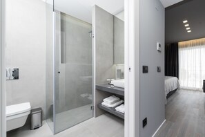 Habitación doble Deluxe, 1 cama Queen size, vista parcial al océano | Baño | Regadera, regadera tipo lluvia, amenidades de baño gratuitas