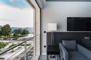 Deluxe tweepersoonskamer, 1 queensize bed, gedeeltelijk uitzicht op oceaan | Uitzicht op strand/zee