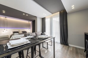 Exclusive-Apartment, 1 Queen-Bett | Essbereich im Zimmer