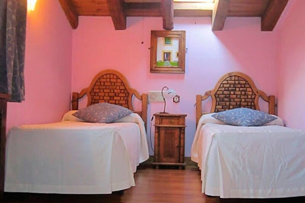 Twin Room | Cribs (free), rollaway beds (surcharge), WiFi (free), bed sheets