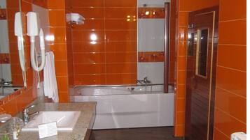 Chambre Double | Salle de bain | Baignoire relaxante profonde, douche à « effet pluie »