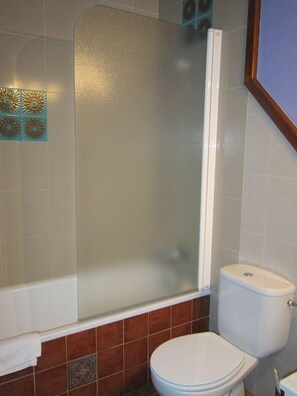 Deep-soaking bathtub, rainfall showerhead, free toiletries, towels - Hostal Rural Jarpar (Grajera)
