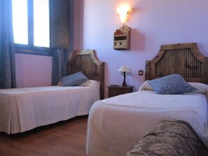 Twin Room | Free cribs/infant beds, rollaway beds, free WiFi, bed sheets - Hostal Rural Jarpar (Grajera)
