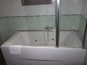 Deep soaking tub, rainfall showerhead, free toiletries, towels - Hostal Rural Jarpar (Grajera)