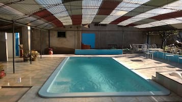 Kolam renang tertutup, kerusi lepak pantai