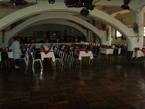 2 restaurants, breakfast, lunch served; local and international cuisine