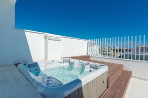 Appartement Luxe, baignoire à jets | Vue depuis le balcon