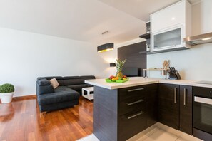 Appartement Luxe, baignoire à jets | Cuisine privée | Grand réfrigérateur, four, plaque de cuisson, lave-vaisselle