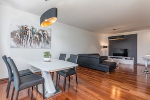 Luxury Apartment, Jetted Tub | In-room dining