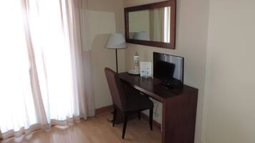 Escritorio, wifi gratis, ropa de cama