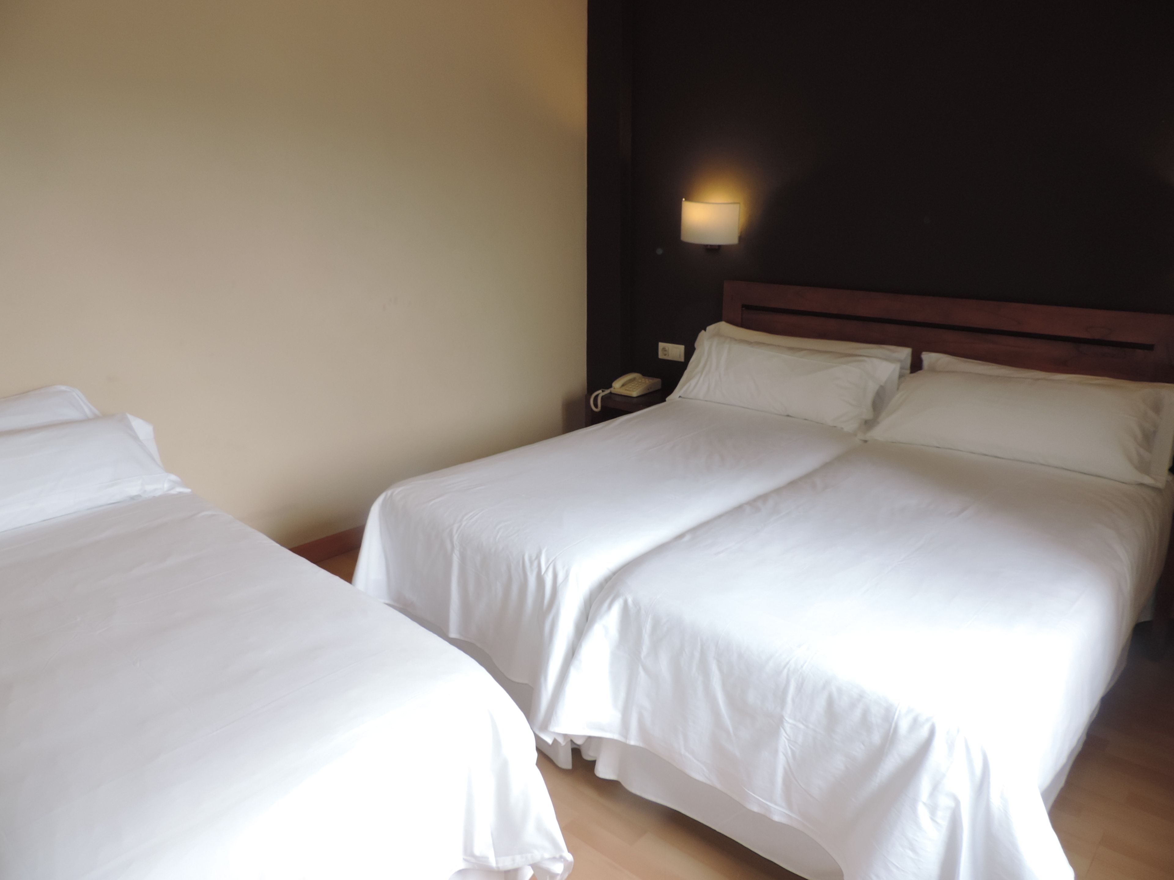 standard triple room | desk, free wifi, bed sheets