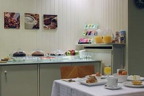 Daily buffet breakfast for a fee - Hotel Puerta de España (La Jonquera)