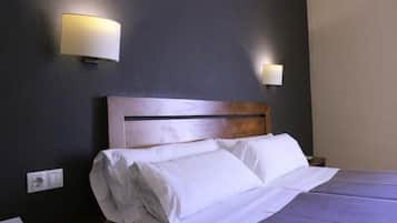 Escritorio, wifi gratis y ropa de cama