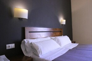 Desk, free WiFi, bed sheets - Hotel Puerta de España (La Jonquera)