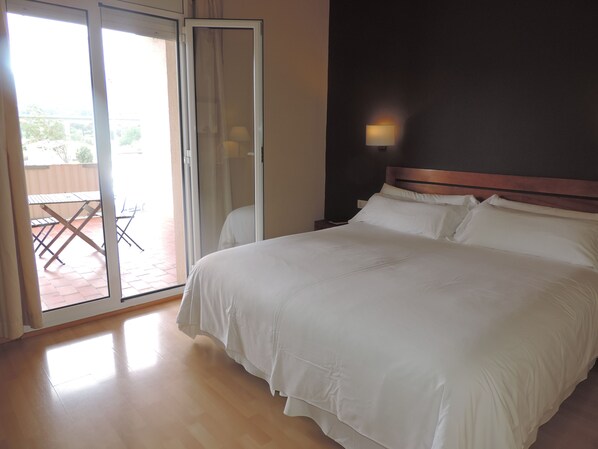 Desk, free WiFi, bed sheets