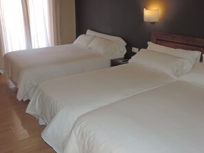 Standard Triple Room | Desk, free WiFi, bed sheets - Hotel Puerta de España (La Jonquera)