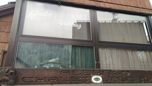 A building with a sign that reads "Chalet Valeruz." - Chalet Valeruz (Canazei)
