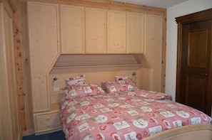 In-room safe, free cots/infant beds, free WiFi - Chalet Valeruz (Canazei)