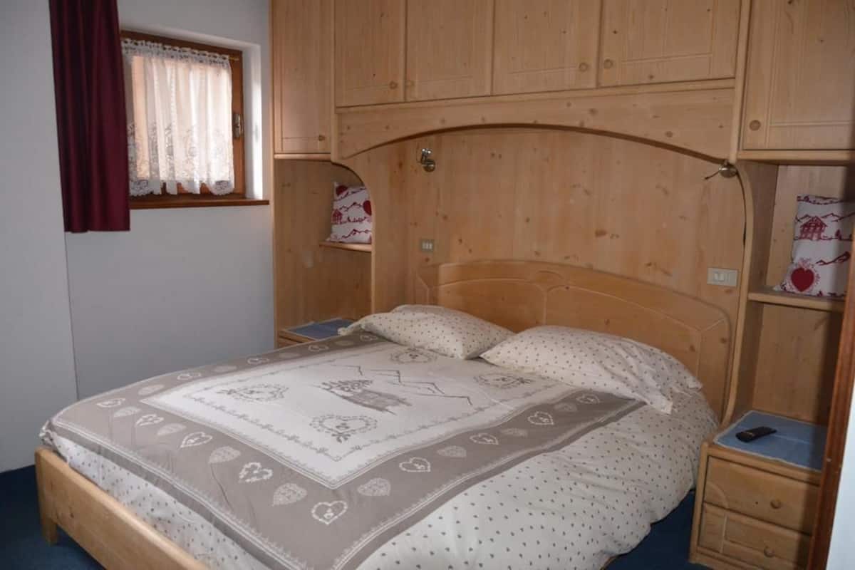 In-room safe, cribs (free), WiFi (free)