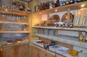 Un espace buffet proposant une variété de plats et d'accompagnements.