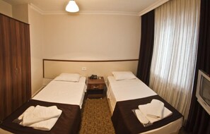 Escritorio, wifi gratis y ropa de cama 