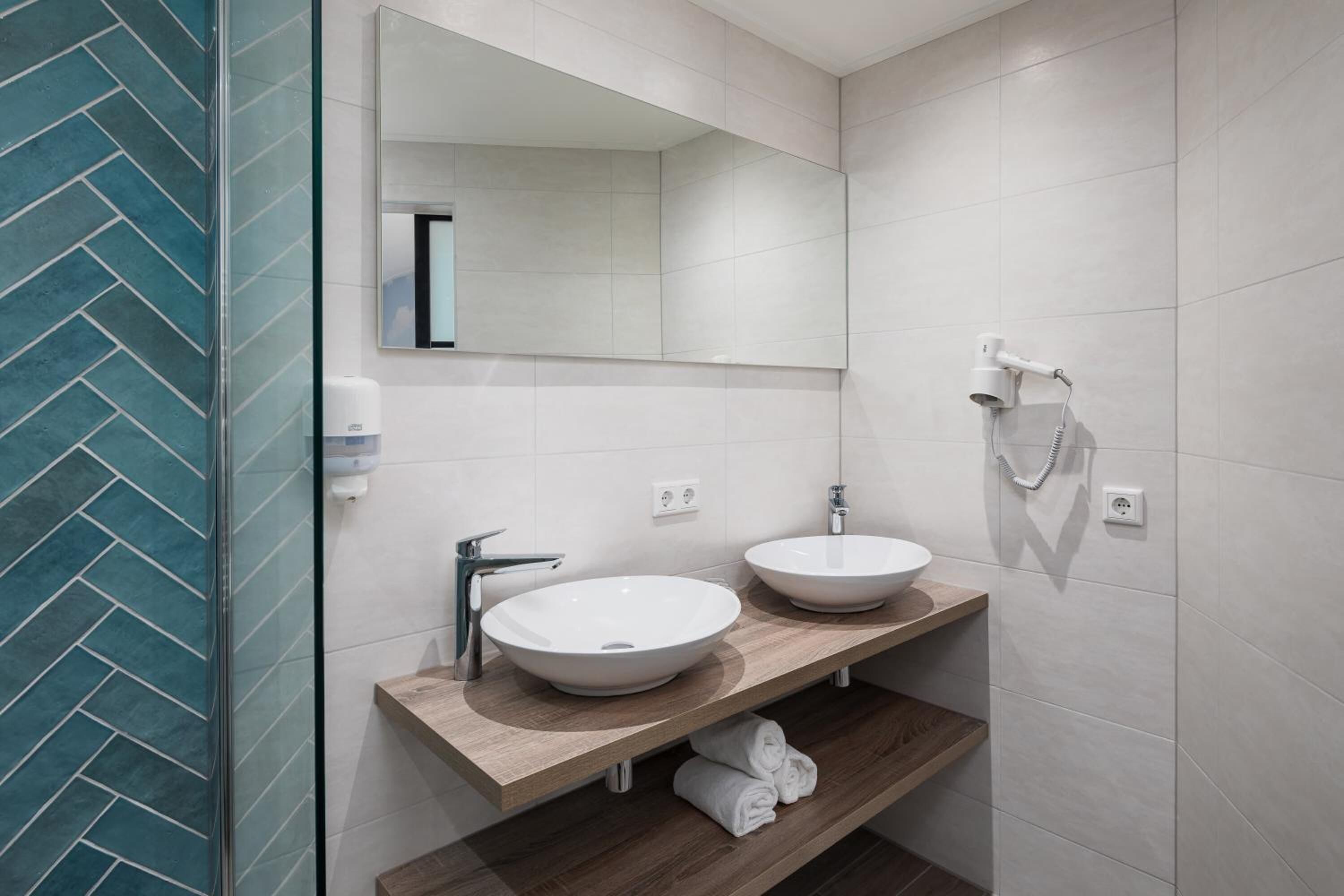 shower, rainfall showerhead, free toiletries, hair dryer