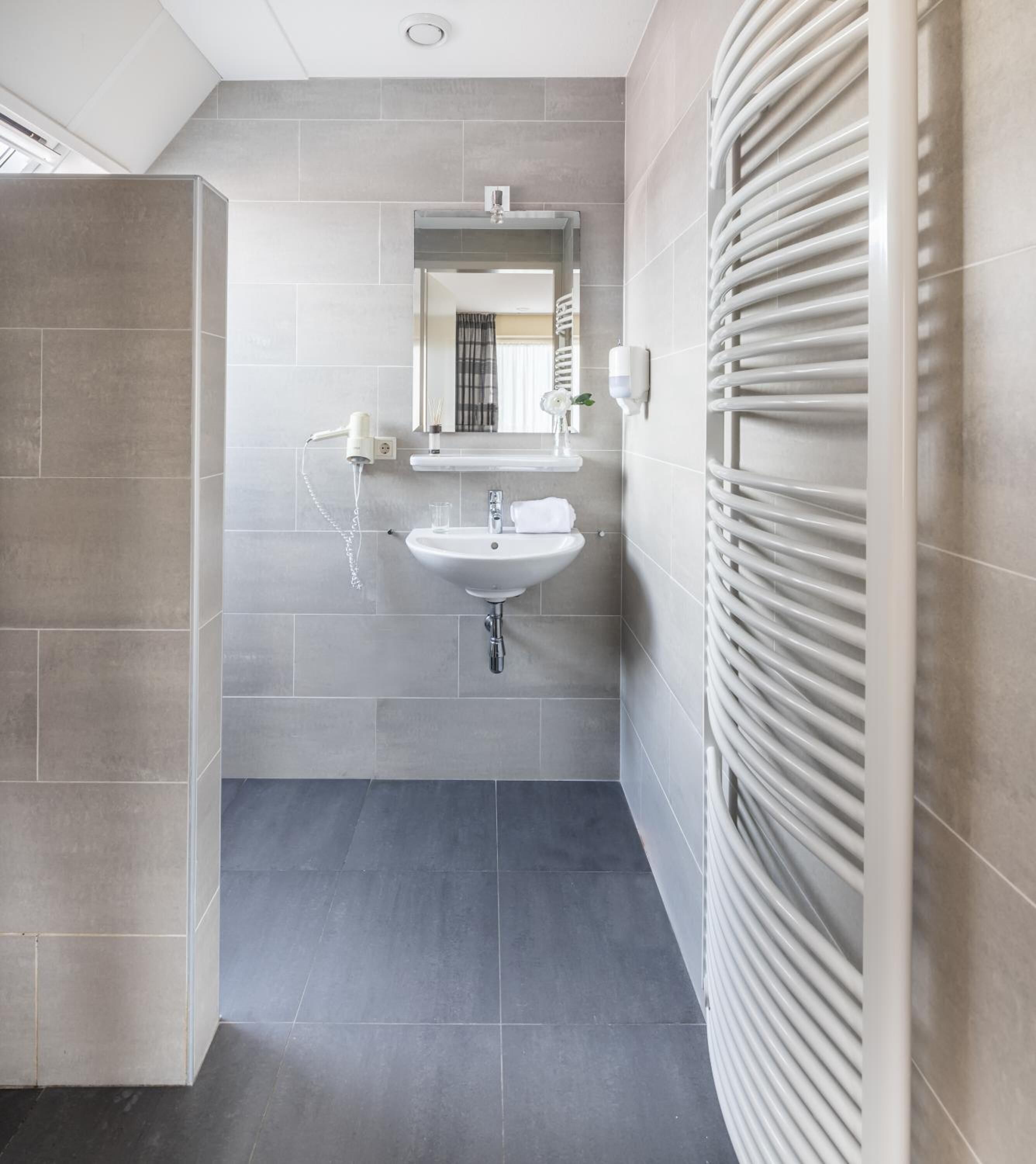 shower, rainfall showerhead, free toiletries, hair dryer