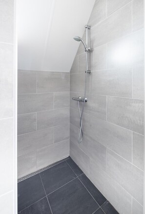Shower, rainfall showerhead, free toiletries, hair dryer - Hotel Bij Boone (Meliskerke)