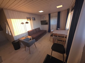 Familienhaus, 2 Schlafzimmer, Terrasse, Meerblick | Wohnbereich | Smart-TV, Netflix