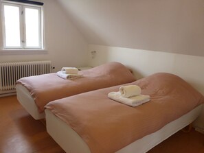 Comfort Room, 2 Twin Beds | Desk, laptop workspace, free WiFi, bed sheets - Café de Upernavik (Upernavik)