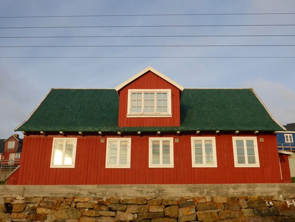 Front of property - Café de Upernavik (Upernavik)