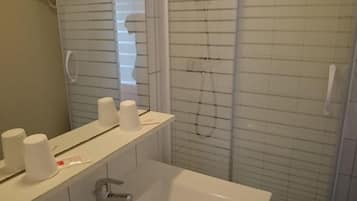 Ducha, artículos de tocador gratuitos, secador de pelo, toallas