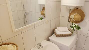 One Bedroom Beach House | Bathroom | Shower, free toiletries, hair dryer, bathrobes