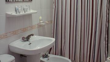 Un baño con inodoro, lavabo y bidé.